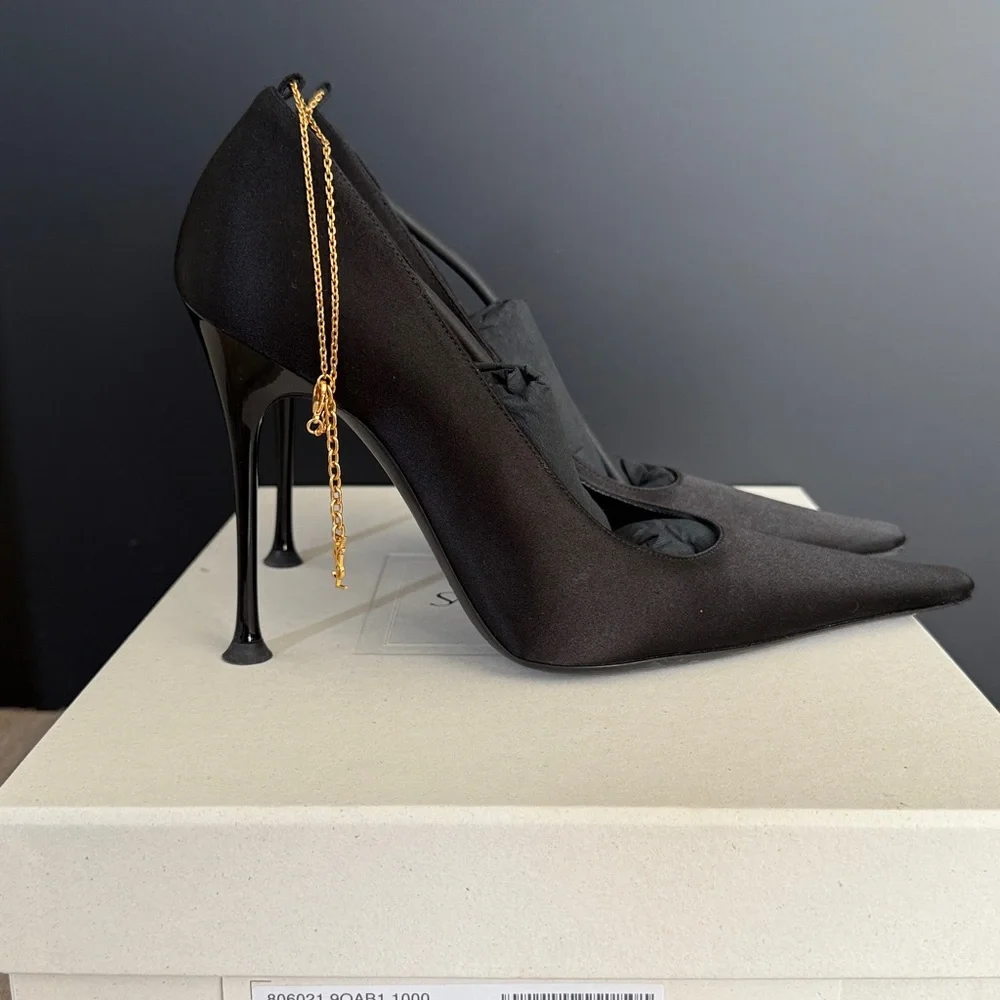 Saint Laurent Black Régine Satin Crepe Pumps with Gold Chain